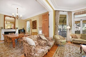 Televisión y chimenea 