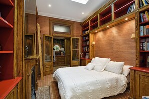 5 bedrooms, iron/ironing board, WiFi, bed sheets