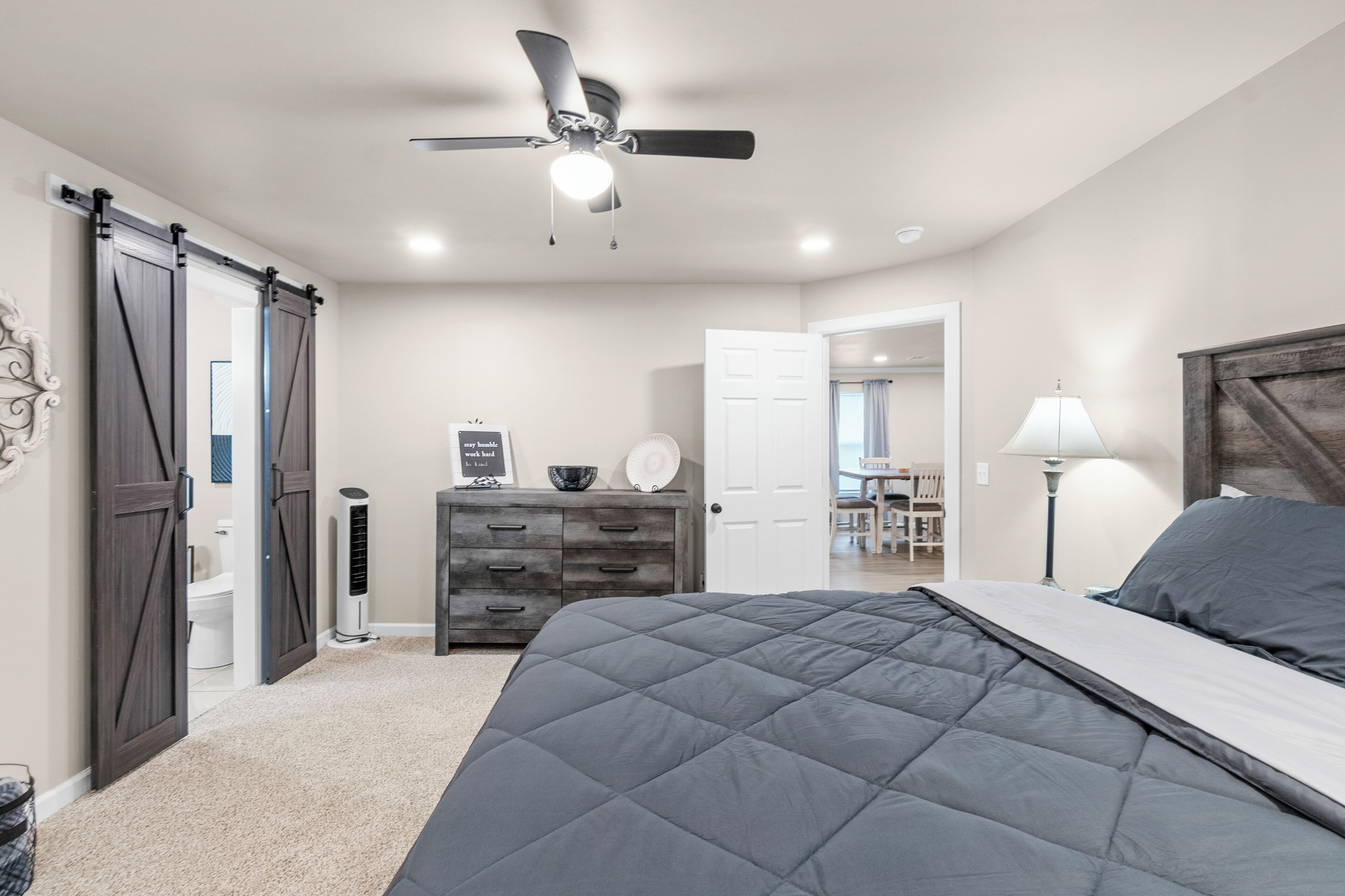 3 habitaciones, tabla de planchar con plancha, wifi y ropa de cama 