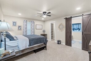 3 habitaciones, tabla de planchar con plancha, wifi y ropa de cama