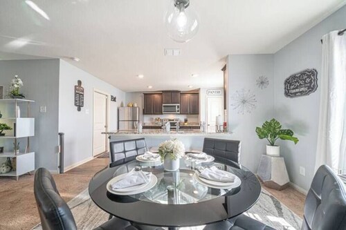 Central Location 3BR/2.5BA Near Lackland AFB, SeaWorld, Six Flags & Downtown
