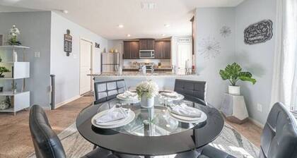 Central Location 3BR/2.5BA Near Lackland AFB, SeaWorld, Six Flags & Downtown