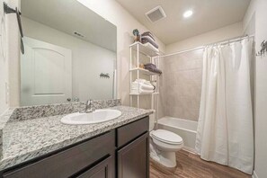 Asciugacapelli, asciugamani, sapone, shampoo