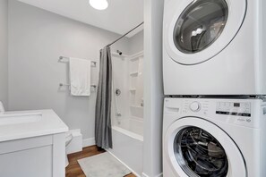 Hair dryer, towels, soap, toilet paper - Cozy Rutland Retreat (Rutland)