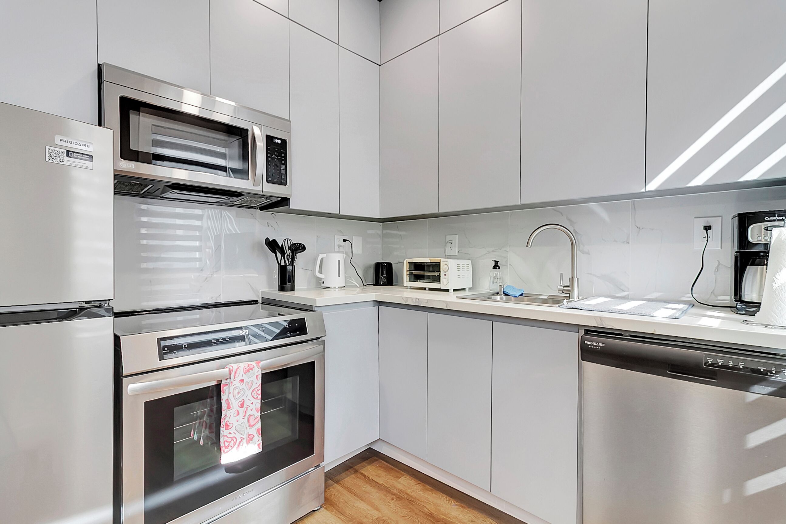 Réfrigérateur, micro-ondes, four, plaque de cuisson