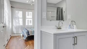 Sèche-cheveux, serviettes fournies, savon, papier toilette