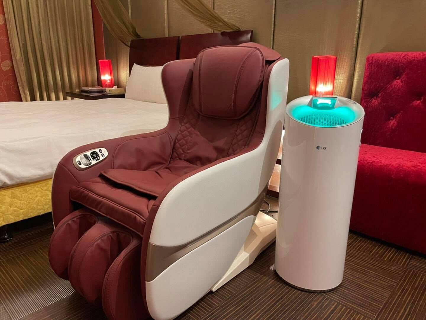 Un fauteuil de massage doté d’un panneau de commande et d’un appareil de massage placé à côté.