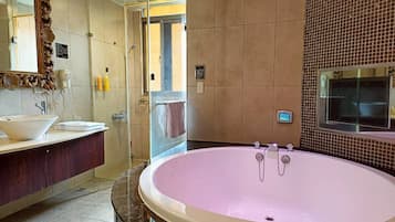 Comfort Double Room, City View | Bathroom | Hair dryer, towels, shampoo, toilet paper