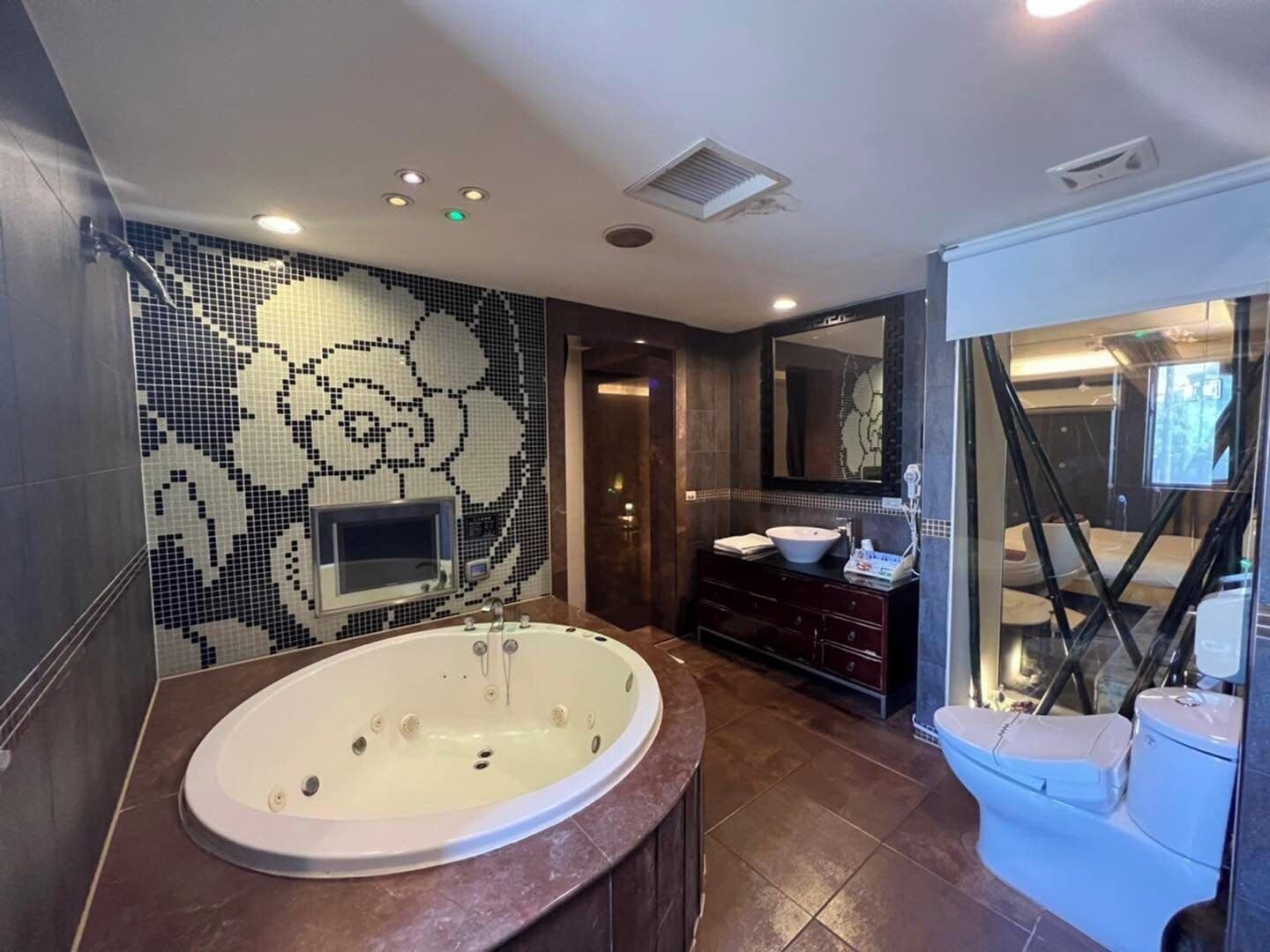 Dobbeltrom – deluxe, byutsikt | Bad | Hårføner, håndklær, sjampo og toalettpapir