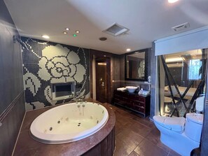 Chambre Deluxe double, vue sur la ville | Salle de bain | Séchoir à cheveux, serviettes fournies, shampooing, papier de toilette