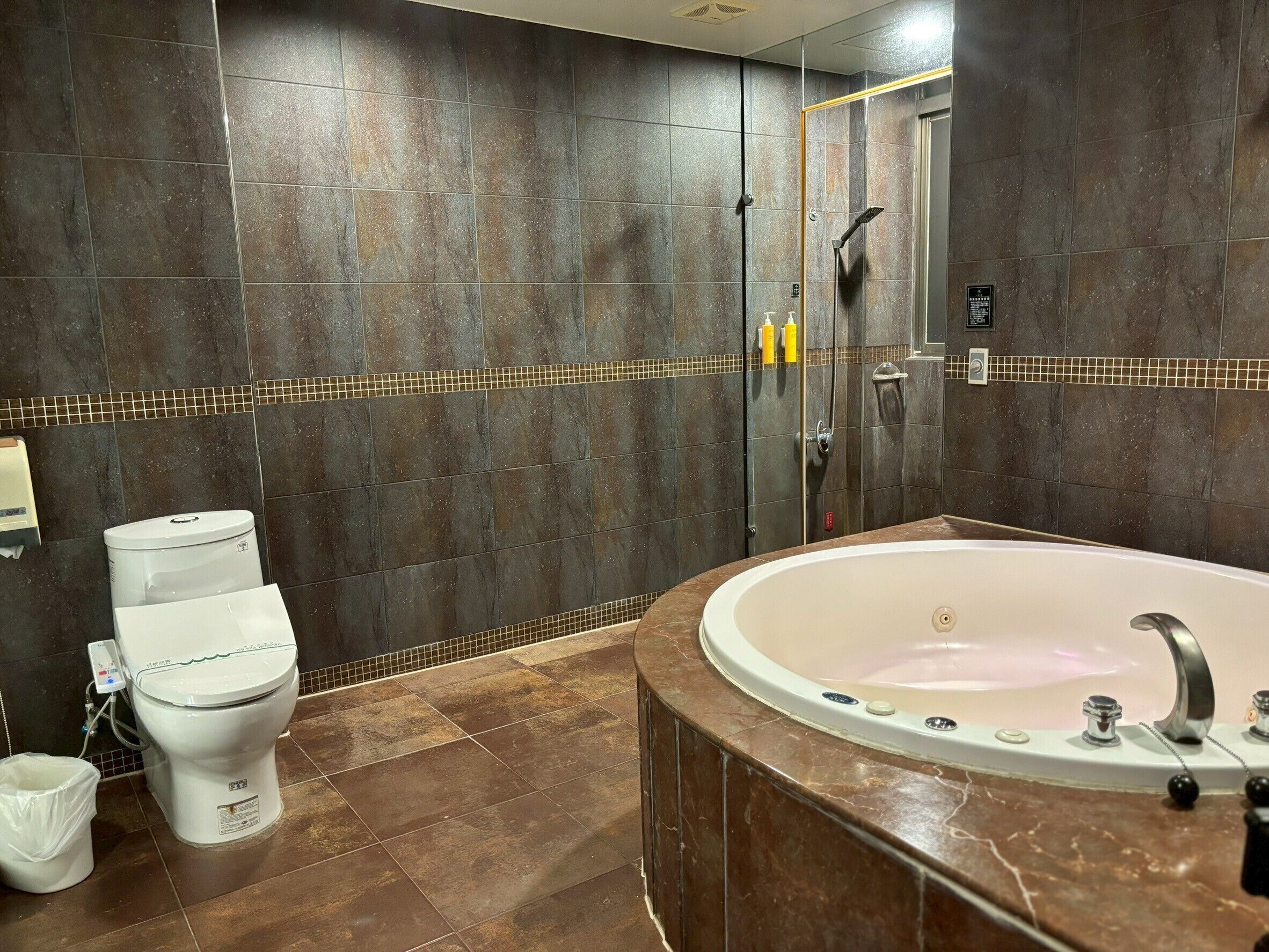 Deluxe Double Room, City View | Bathroom | Hair dryer, towels, shampoo, toilet paper