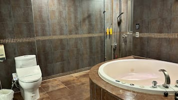 Deluxe Double Room, City View | Bathroom | Hair dryer, towels, shampoo, toilet paper