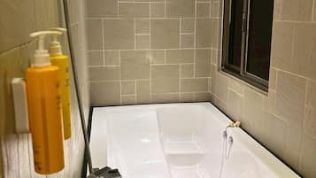 Standard Double Room, City View | Bathroom | Hair dryer, towels, shampoo, toilet paper