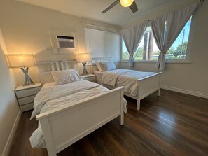 3 bedrooms, desk, iron/ironing board, free WiFi