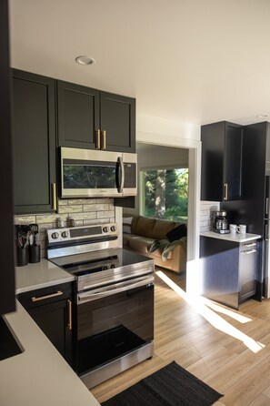 Een koelkast, een microgolfoven, een oven, een kookplaat