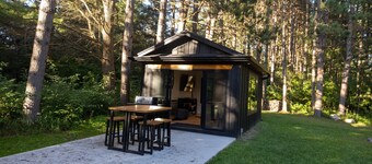 Iron Sunset-Just listed! Renovated, clean, pet-friendly, year-round getaway!
