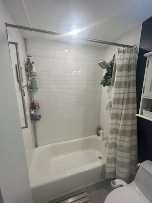 Haartrockner, Bidet, Handtücher, Seife