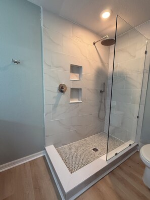 Douche, sèche-cheveux, serviettes fournies, savon