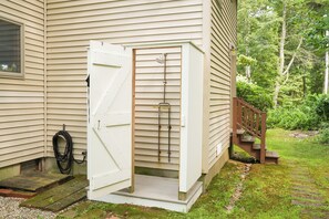 Property grounds - Private Ogunquit Woods Retreat, Sleeps 13 Plus,  15-20 Minute Walk to Beach (Ogunquit)