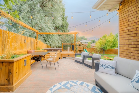 Outdoor dining. Hot Tub + Fire Pit Retreat, Pocatello–Chubbuck, Game Room, steps from ISU