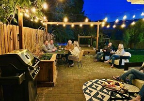 Outdoor dining - Hot Tub + Fire Pit Retreat, Pocatello–Chubbuck, Game Room, steps from ISU (Pocatello)