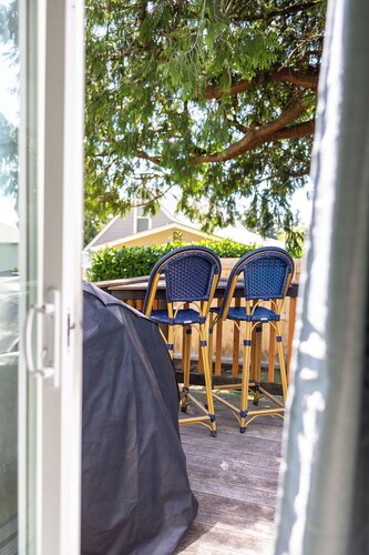 Charming 2-bedroom Bungalow in Bay City with Filtered Tillamook Bay Views