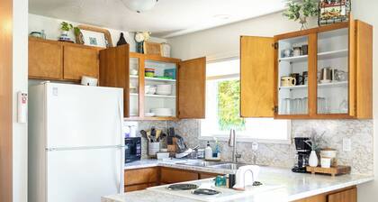 Charming 2-bedroom Bungalow in Bay City with Filtered Tillamook Bay Views