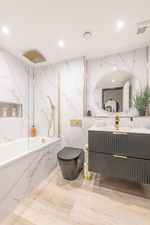 Haartrockner, Bidet, Handtücher, Seife
