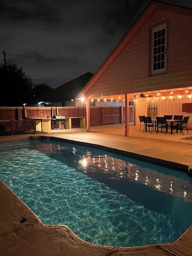 3-bedroom house in nice Brownsville Tx. with swimming pool & AC