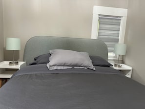 5 bedrooms, desk, iron/ironing board, travel crib