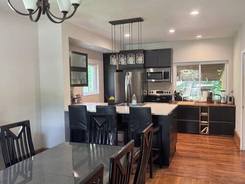 Spacious 5BR Townhouse w/ Roof Deck, Walk to Main St in Ann Arbor