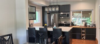 Spacious 5BR Townhouse w/ Roof Deck, Walk to Main St in Ann Arbor