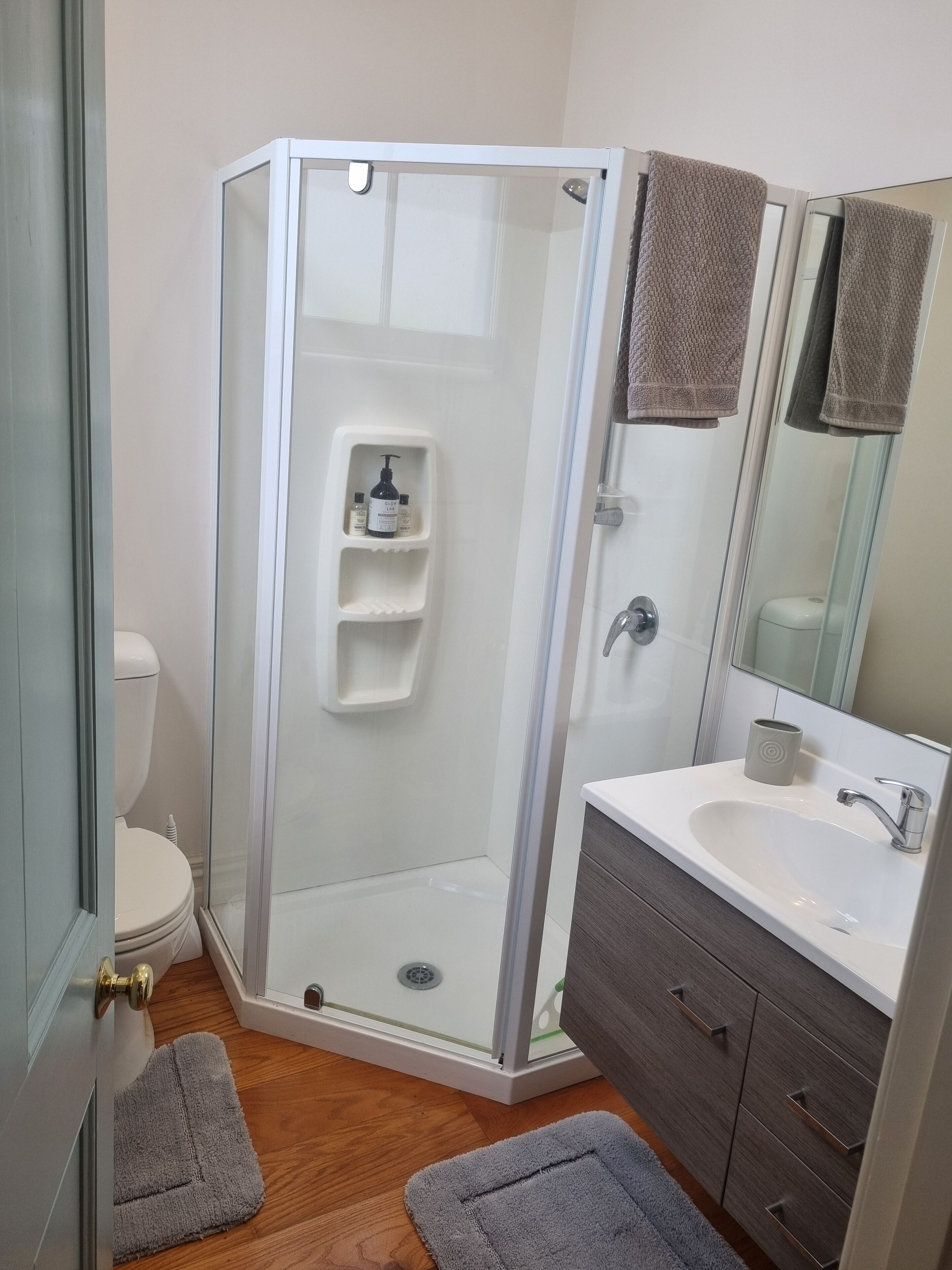 Dusche, Handtücher, Seife, Toilettenpapier
