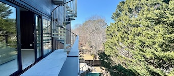 Spacious 7k sq ft 6-bedroom Modern house in Marietta.