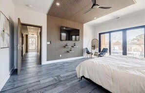 6 bedrooms, iron/ironing board, WiFi, bed sheets - Spacious 7k sq ft 6-bedroom Modern house in Marietta. (Woodstock)