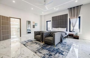 6 bedrooms, iron/ironing board, WiFi, bed sheets
