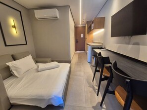 デラックス アパートメント | 客室ごとに異なる装飾、客室ごとに異なるインテリア、WiFi (無料)、ベッドシーツ