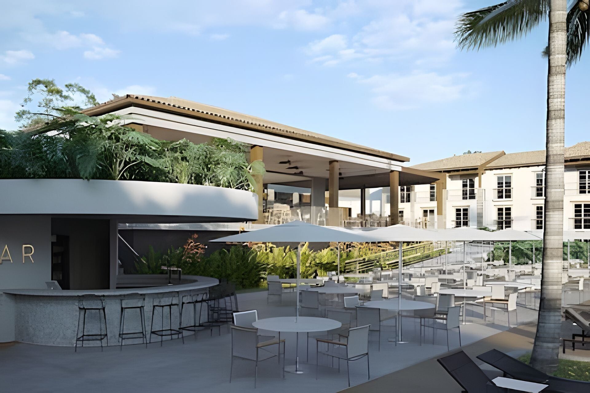 Un bar en la azotea con mesas al aire libre, un patio cubierto y vistas de los edificios cercanos.