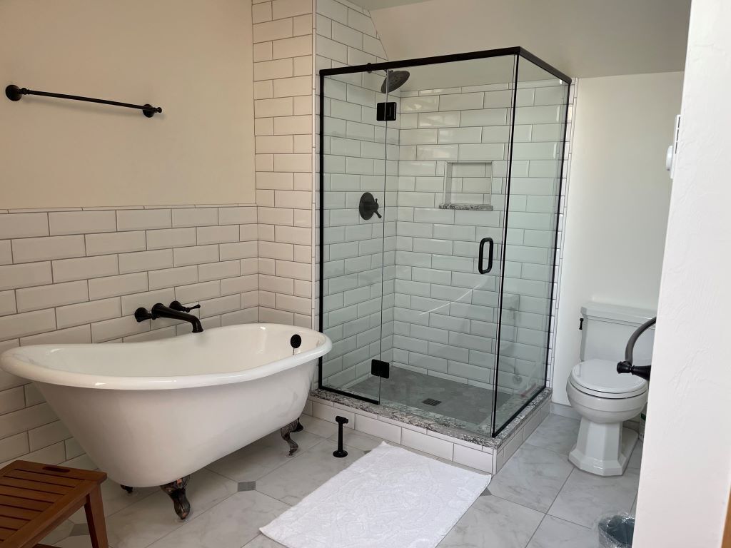 Sèche-cheveux, serviettes fournies, savon, papier toilette