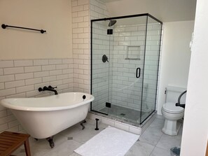 Haartrockner, Handtücher, Seife, Toilettenpapier