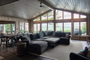 Living area - Pure Lake Michigan Cottage Getaway Health retreat / Wellness at it's BEST....... (Northport)