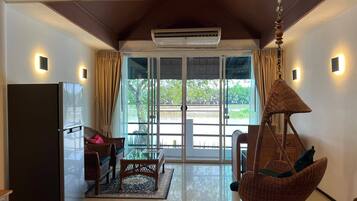 Room, 1 Bedroom, Accessible, Smoking | Living room