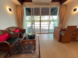 Room, 1 Bedroom, Accessible, Smoking | Ruang tamu