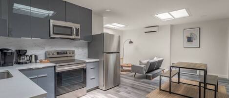 Kühlschrank, Mikrowelle, Ofen, Herdplatte