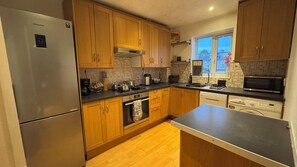 Microondas, horno, parrilla de estufa y lavavajillas 