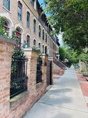 Newly Renovated 2BR Unit Near DePaul University