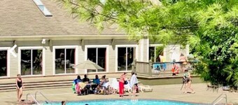 Poconos Getaway - 295/Nt
Escape to the Poconos with this cozy relaxing retreat!