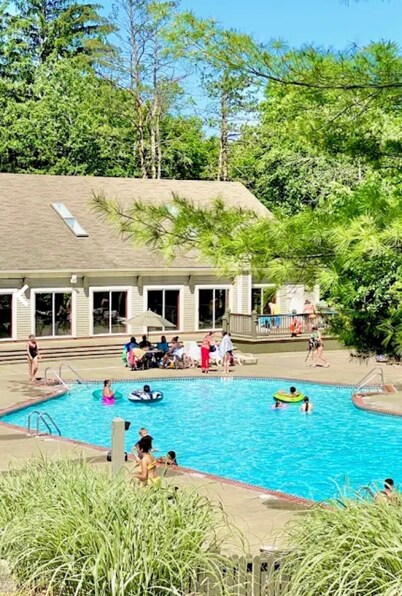 Poconos Getaway - 295/Nt
Escape to the Poconos with this cozy relaxing retreat!