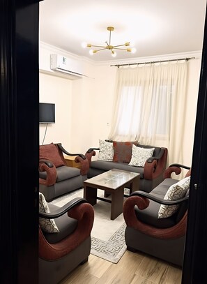 Apartment, 2 Bedrooms, Accessible, Smoking | Living room