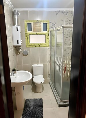 Apartment, 2 Bedrooms, Accessible, Smoking | Bathroom